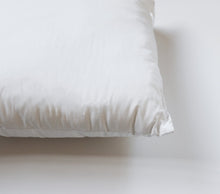 Load image into Gallery viewer, Garnissage de coussin en coton et polyester
